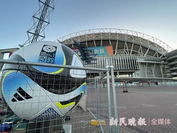 本赛季，皇马各条战线都表现优异，联赛位居榜首，欧冠小组第一出线。